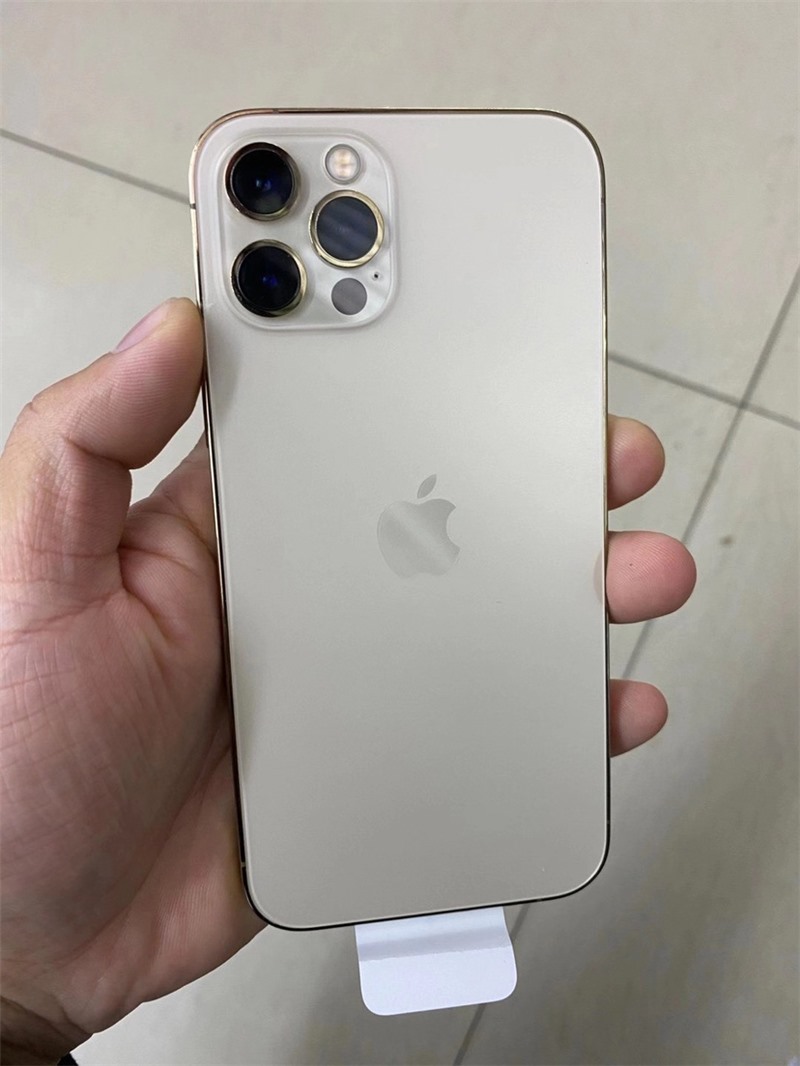 苹果iphone12pro银色版真机图片曝光