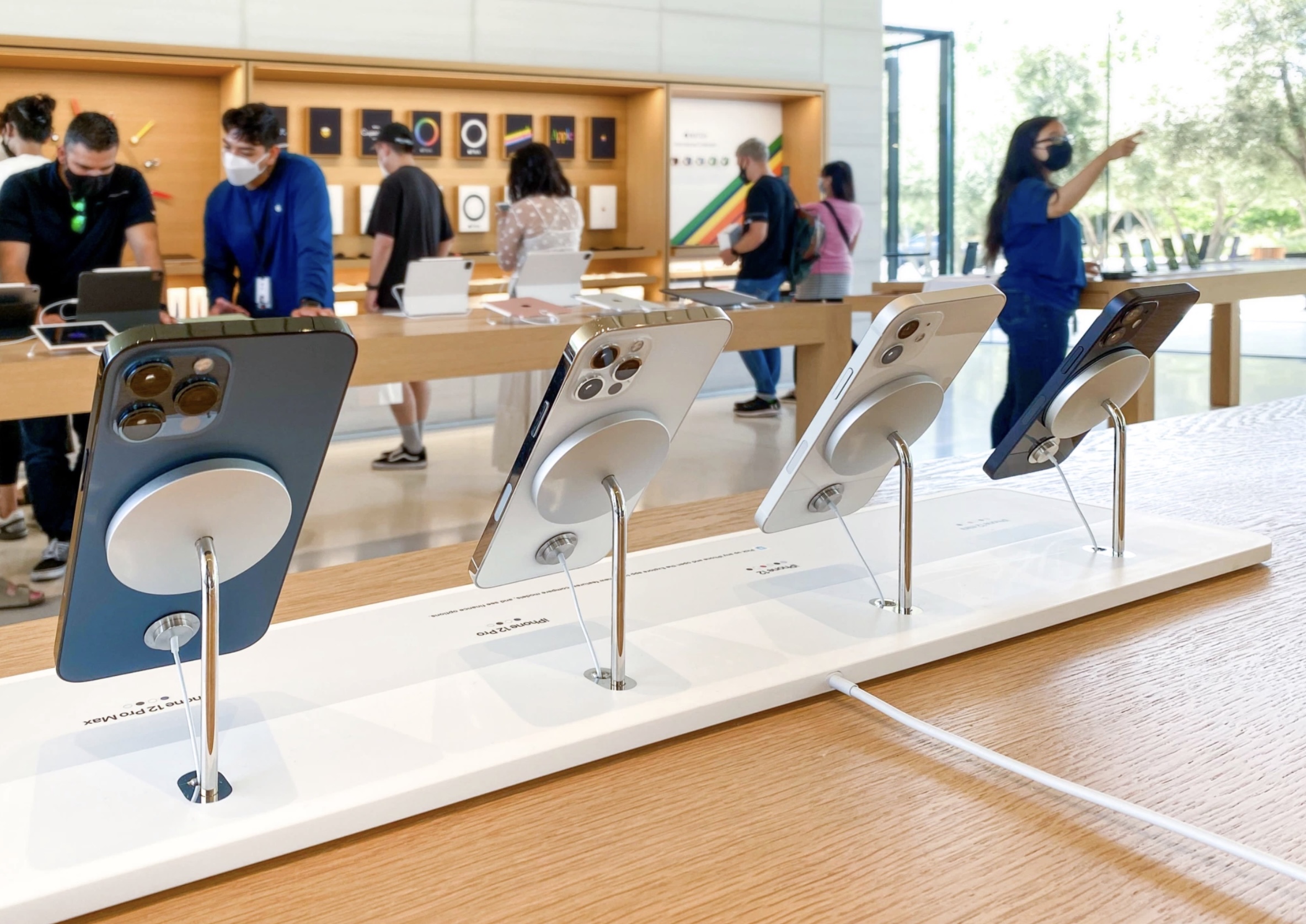 Apple Store ȫ MagSafe չʾܣչʾ iPhone