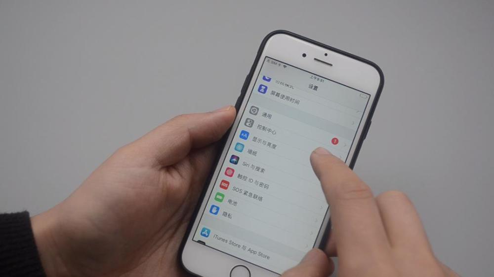 1秒鐘iPhone就能快速地切換到低電量模式，操作方法很簡單