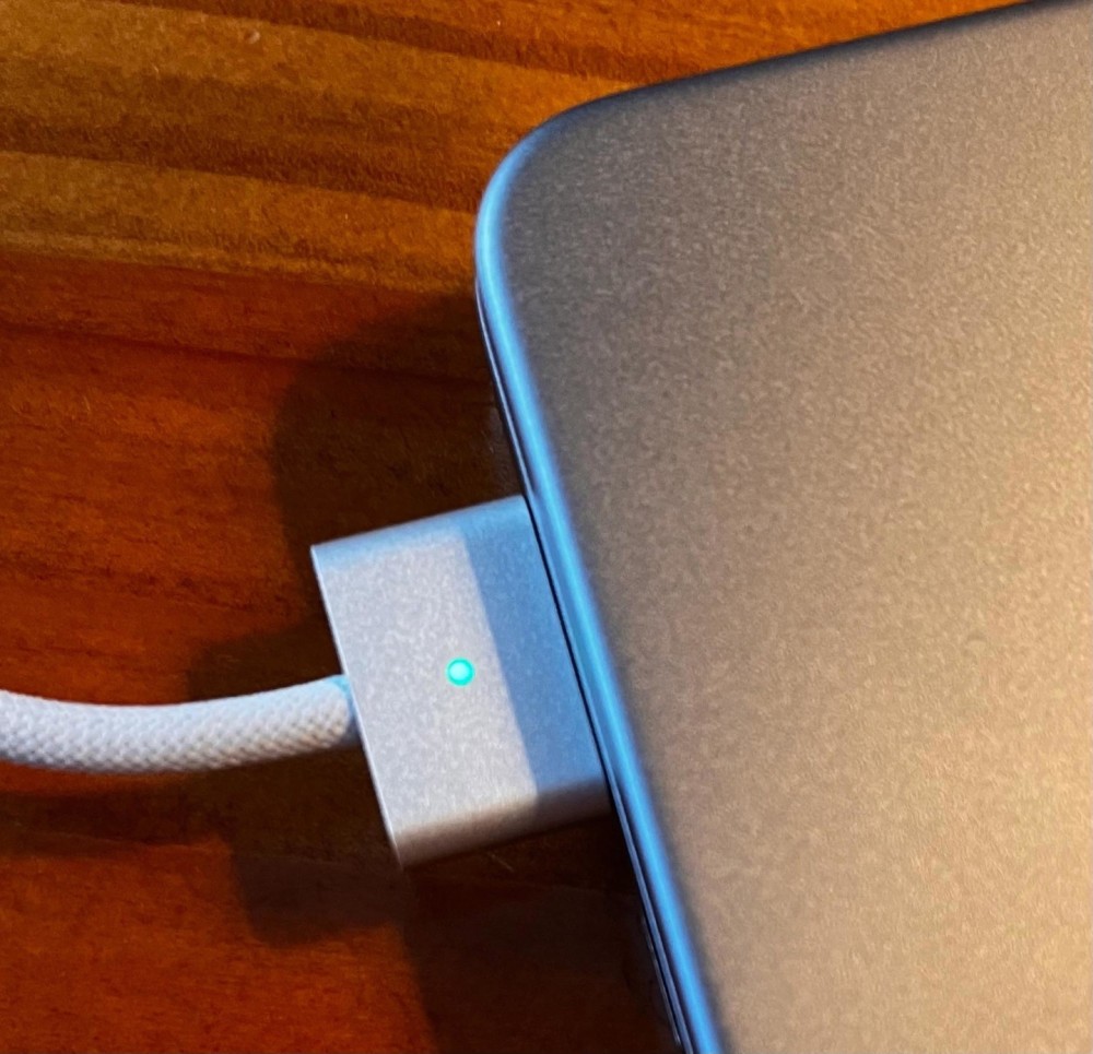 蘋果為新款 MacBook Pro 隨附對應顏色的 MagSafe 充電線