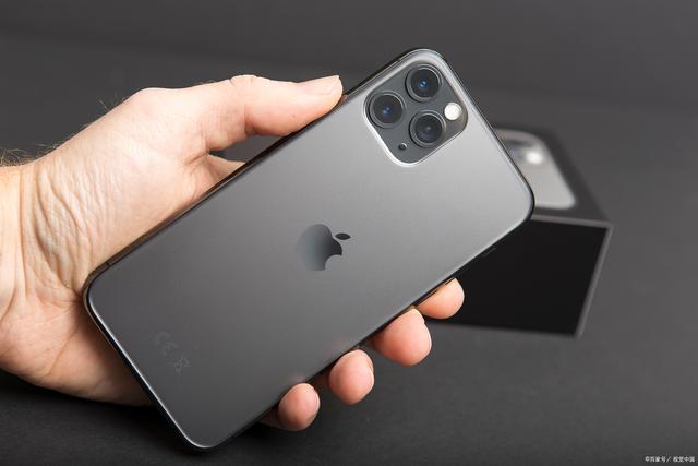 iPhone 15Pro渲染图曝光：相机模块变厚，未来感设计令人印象深刻