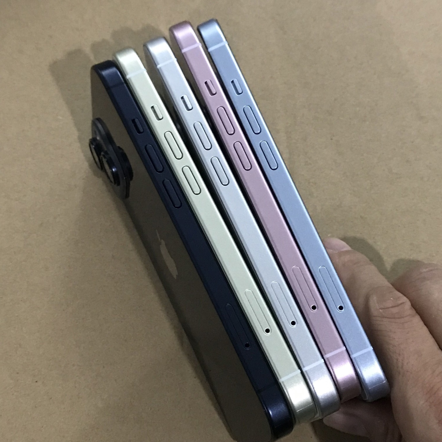 ƻ iPhone 15 / Pro ģչʾԤƽṩ 5 ֺ 4 ɫ